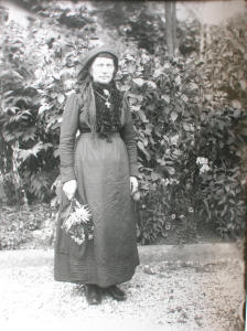Ritratto di donna in abito tradizionale (1920 - 1930)